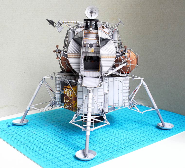 Papercraft espacial por UHU02