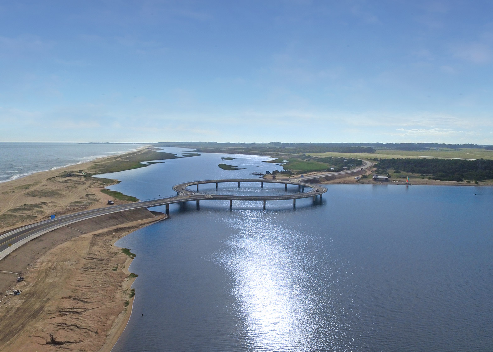 Puente Laguna Garzón por Rafael Viñoly