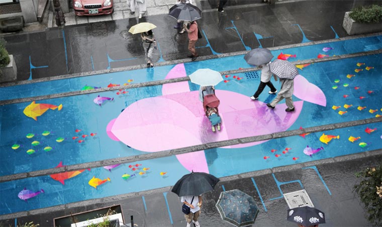 Street Art que toma color bajo la lluvia